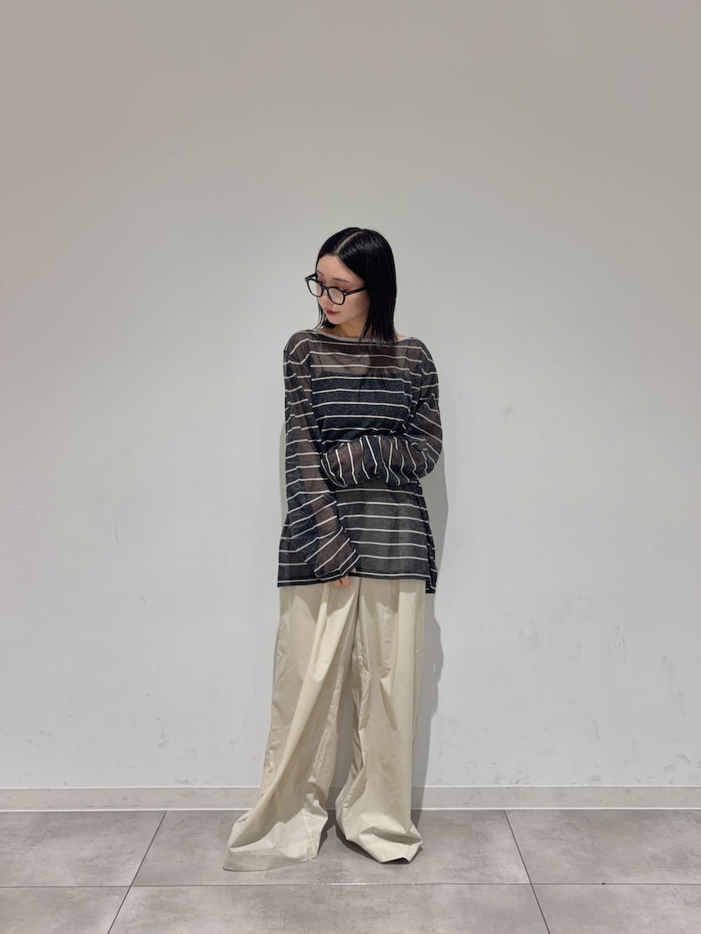 グレー系のニット/セーター、ベージュ系のその他パンツ、ブラック系のパンプスを着用したレディースの夏コーディネートの3枚目の写真