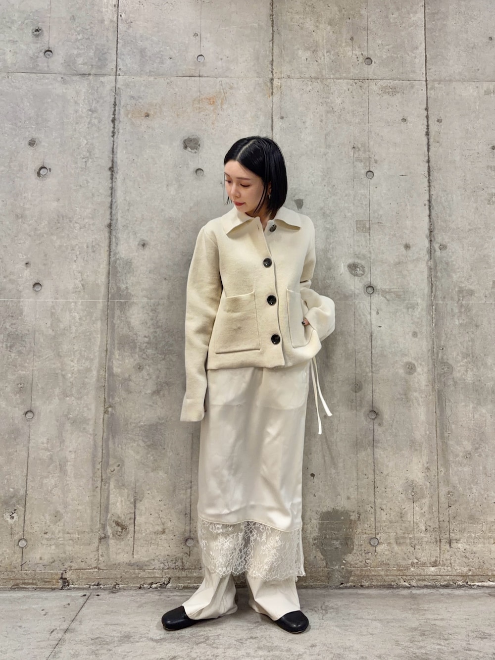 ホワイト系のニット/セーター、ホワイト系のスカート、ベージュ系のその他パンツを着用したレディースの冬コーディネートの2枚目の写真