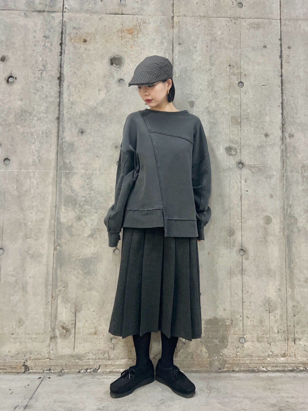 グレー系のスウェット、グレー系のスカート、ホワイト系のマフラーを着用したレディースの秋コーディネートの3枚目の写真