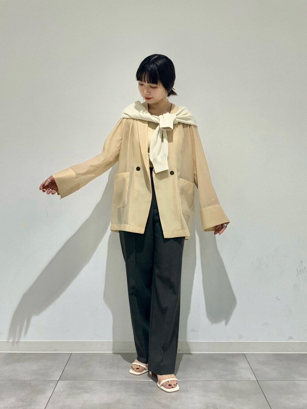 「レイヤードスタイル、大人カジュアル、プチプラ、SENSEOFPLACE、春カラー、春コーデ、低身長コーデ、スクエアトゥ、シアートップス、パステル映える春」|「SENSE OF PLACE by URBAN RESEARCHのシアーテーラードジャケット(その他アウター、ホワイト系)」を使った、beeeさん(レディース・155cm)の春コーディネートの2枚目の写真