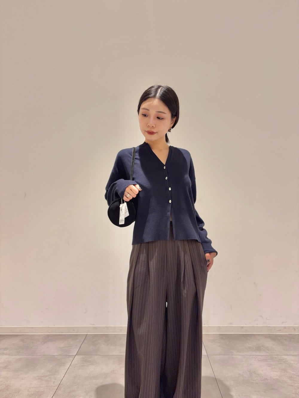 ブルー系のカーディガン/ボレロ、ブラウン系のその他パンツ、ブラック系のブーツを着用したレディースの秋コーディネートの3枚目の写真
