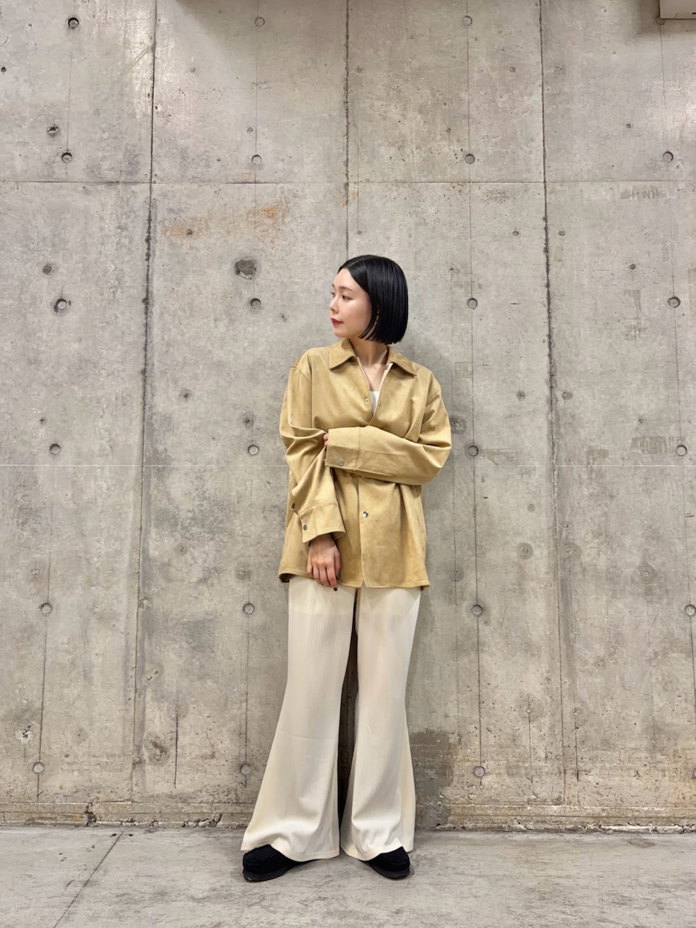 ベージュ系のその他アウター、ホワイト系のその他パンツを着用したレディースの春コーディネートの3枚目の写真