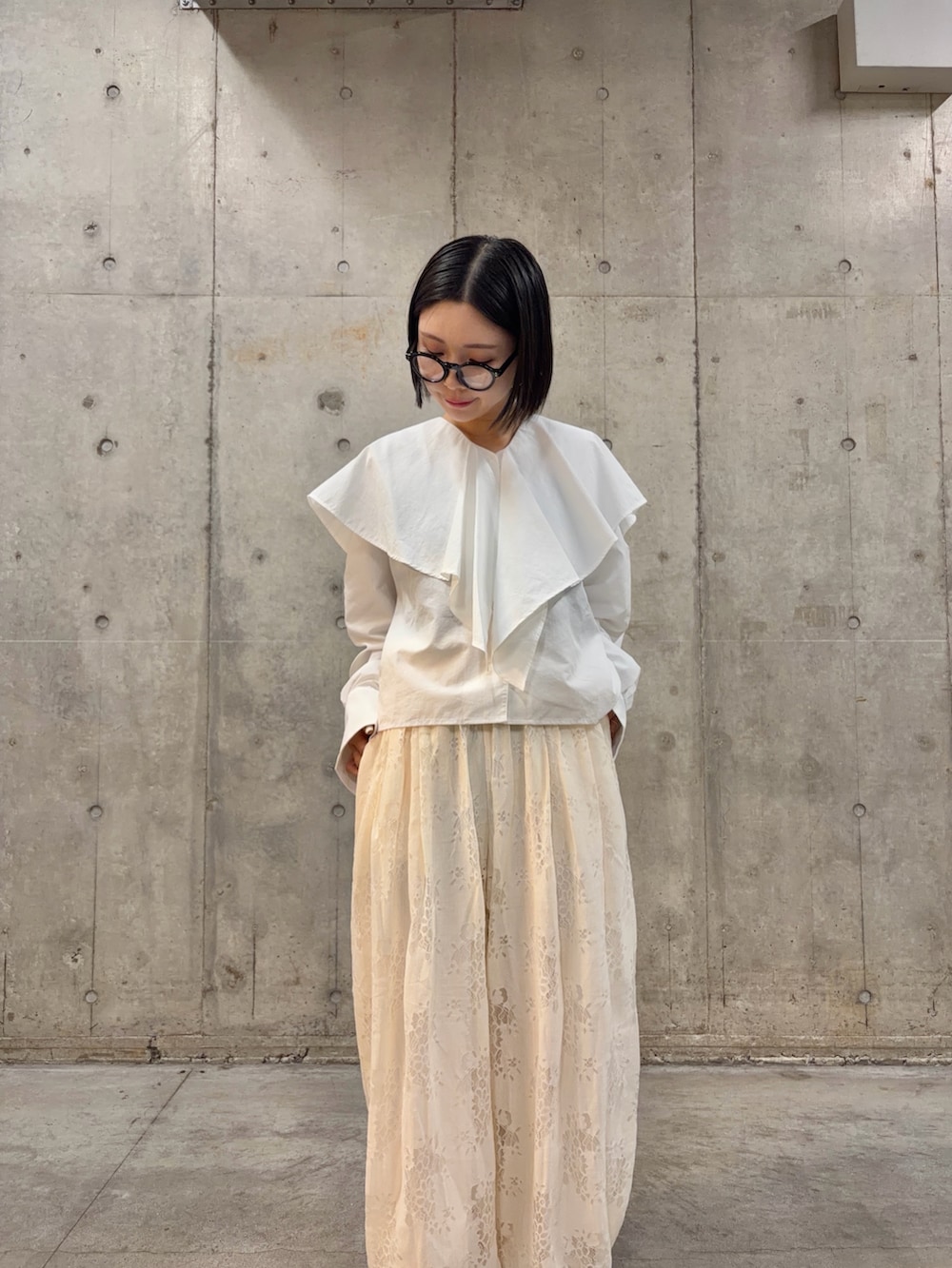 ブラック系のシャツ/ブラウス、ホワイト系のその他パンツ、ブラック系のパンプスを着用したレディースの冬コーディネートの3枚目の写真