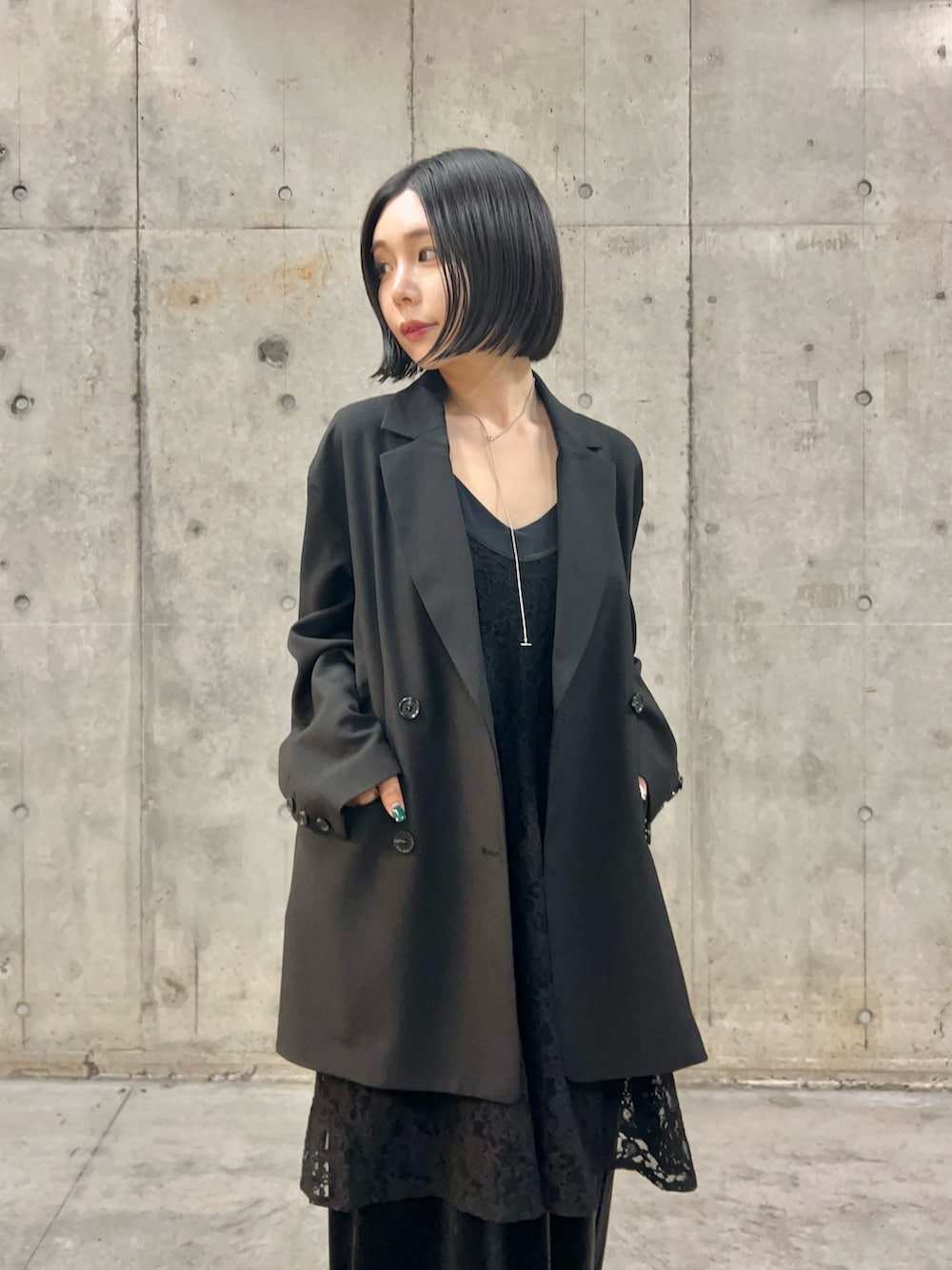 ブラック系のその他アウター、ブラック系のキャミソール、グレー系のスカートを着用したレディースの冬コーディネートの2枚目の写真