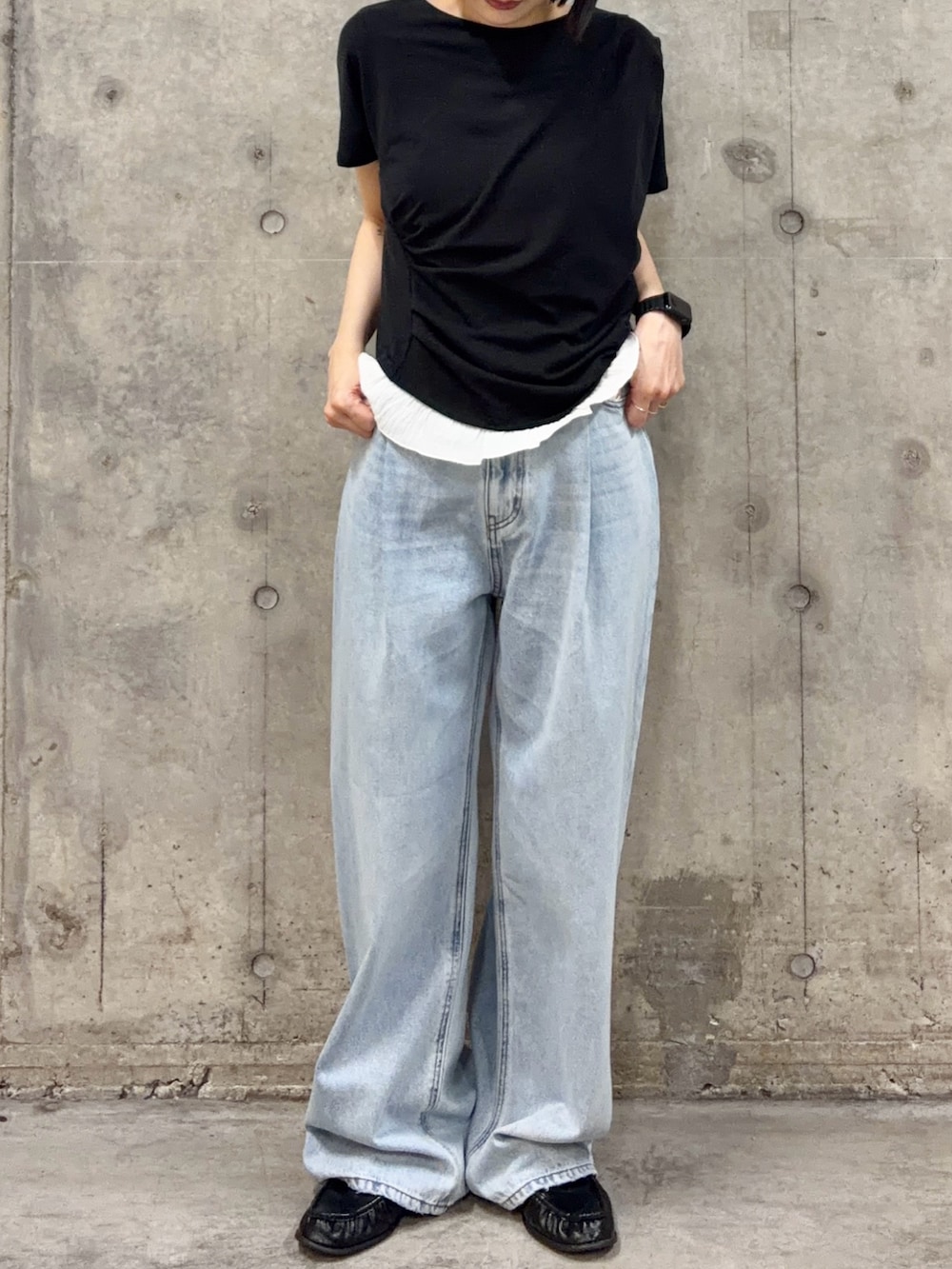 ブラック系のTシャツ/カットソー、ブルー系のデニムパンツを着用したレディースの春コーディネートの2枚目の写真