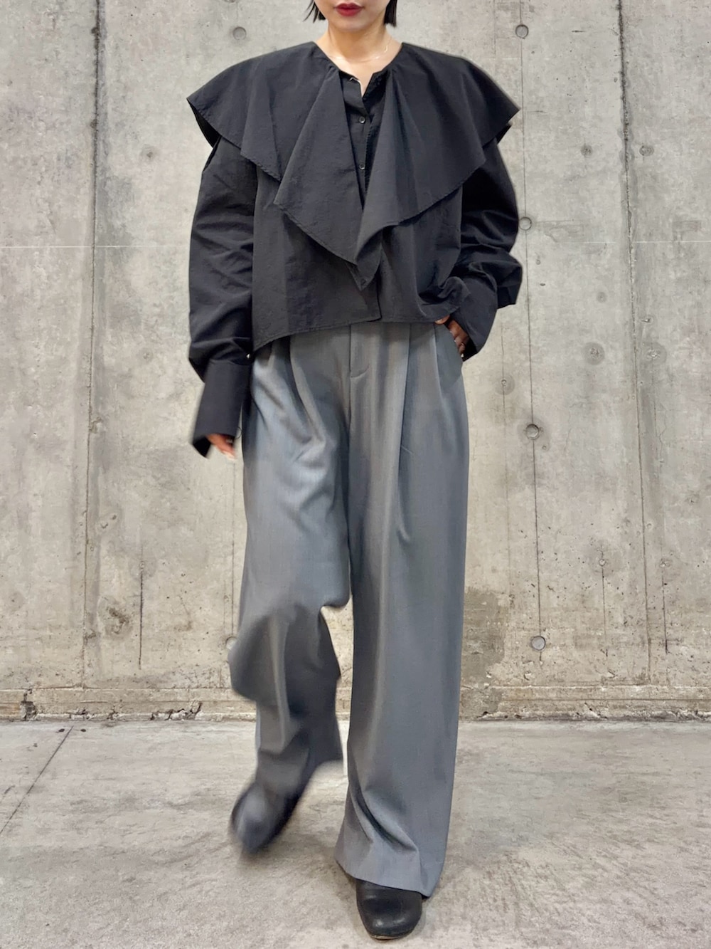 ブラック系のシャツ/ブラウス、グレー系のスラックス、グレー系のニットキャップ/ビーニーを着用したレディースの冬コーディネートの3枚目の写真