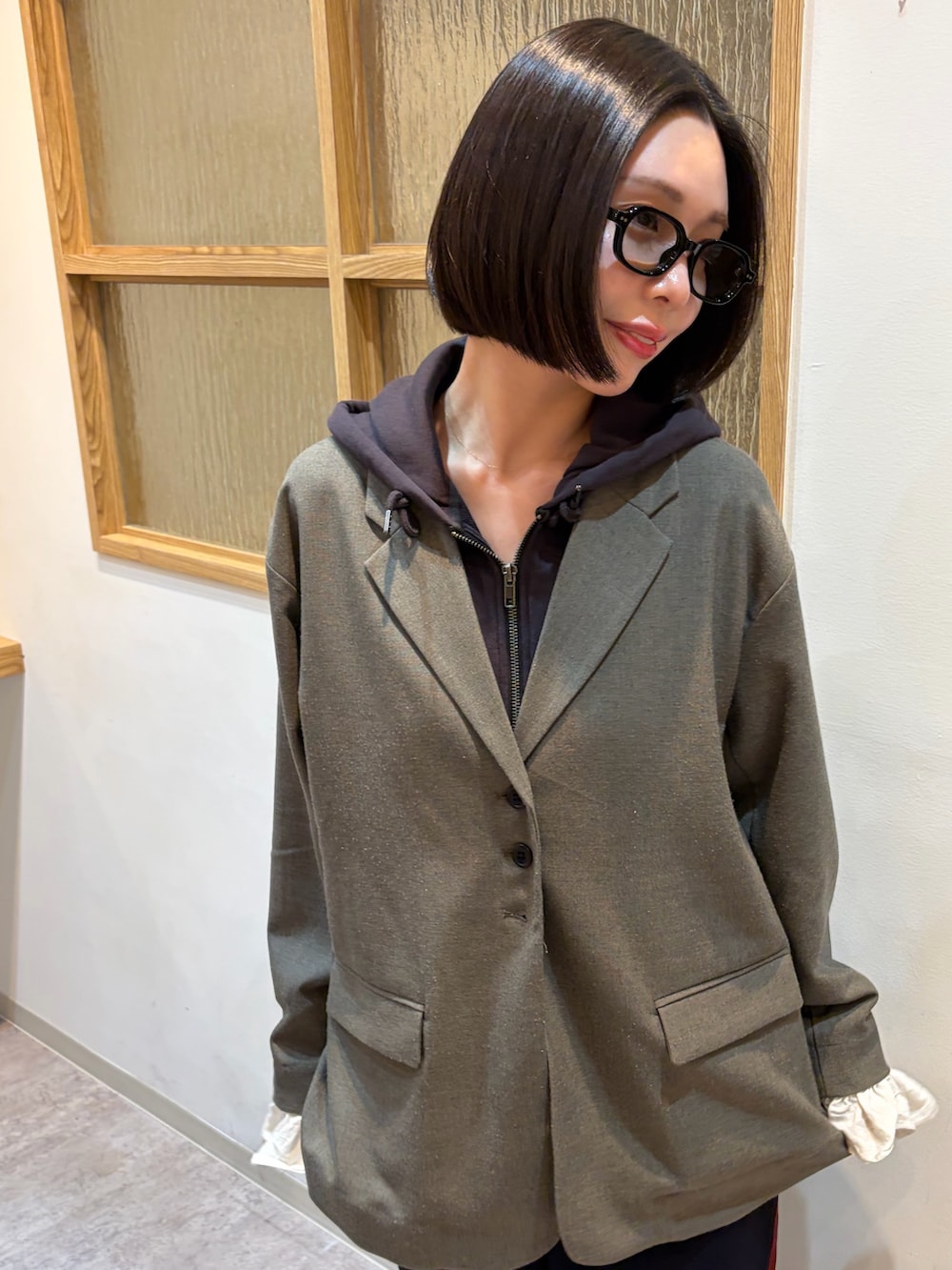 グレー系のその他アウター、ブラック系のメガネを着用したレディースの春コーディネートの2枚目の写真