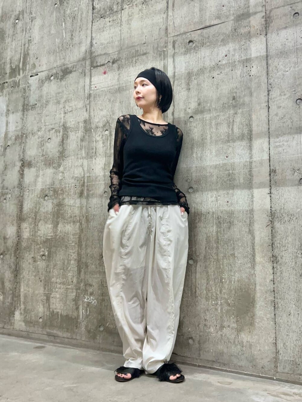 ホワイト系のその他パンツ、ブラック系のTシャツ/カットソーを着用したレディースの夏コーディネートの2枚目の写真