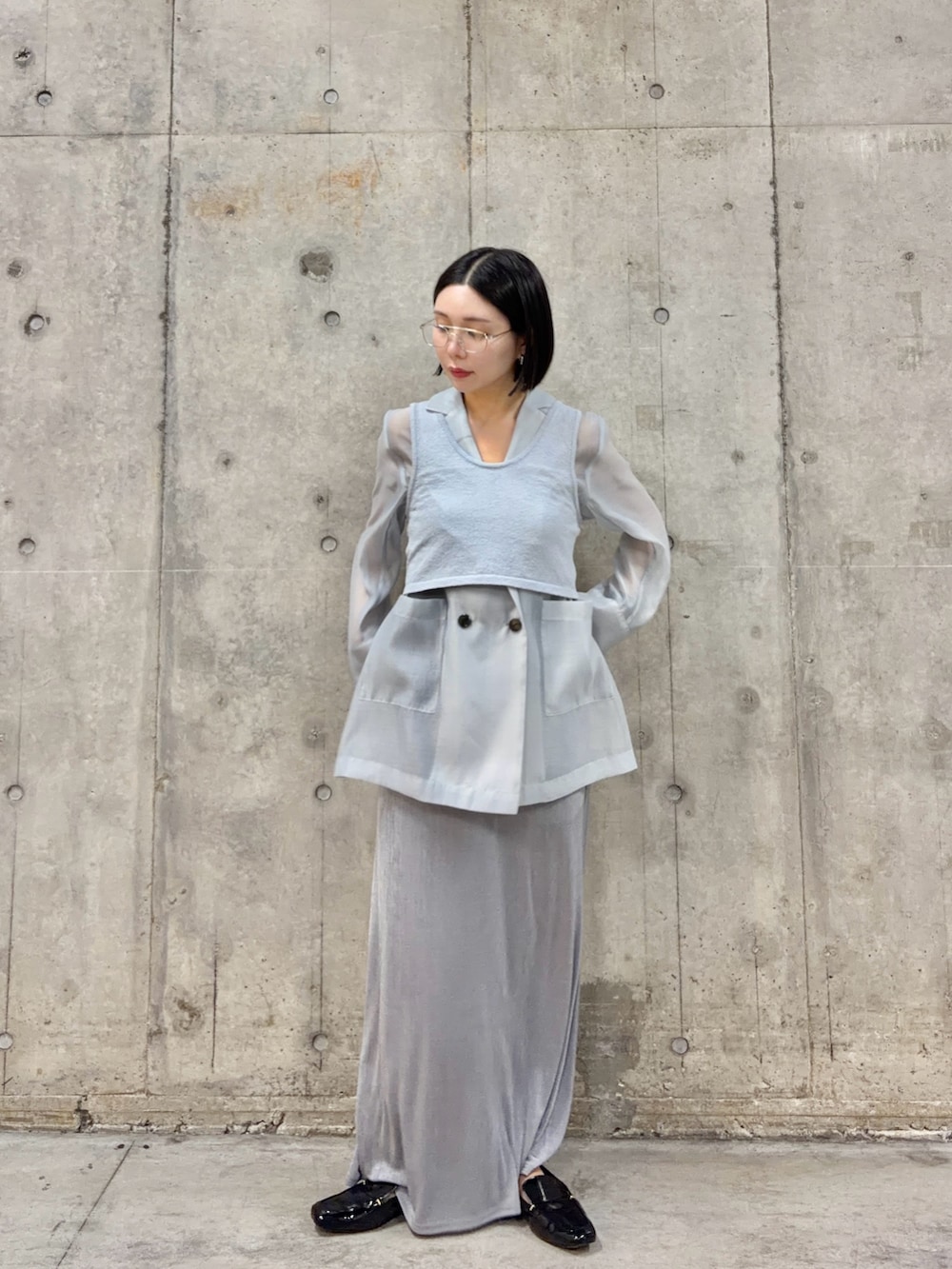 ブルー系のテーラードジャケット、ブルー系のニット/セーター、グレー系のスカートを着用したレディースの春コーディネートの4枚目の写真