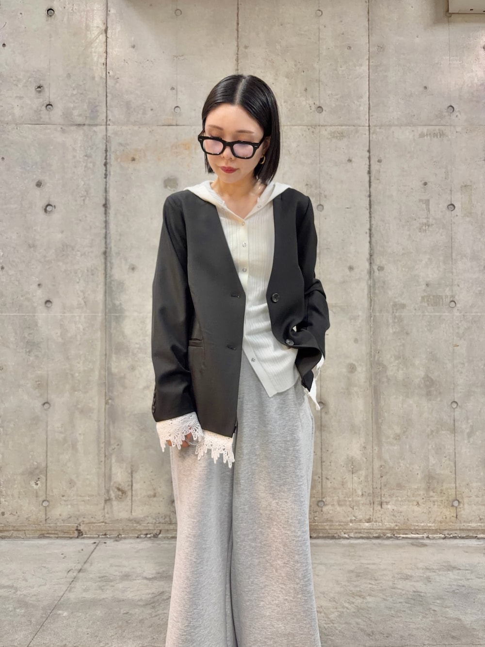 ブラック系のパンプス、グレー系のその他パンツ、ブラック系のノーカラージャケットを着用したレディースの春コーディネートの2枚目の写真