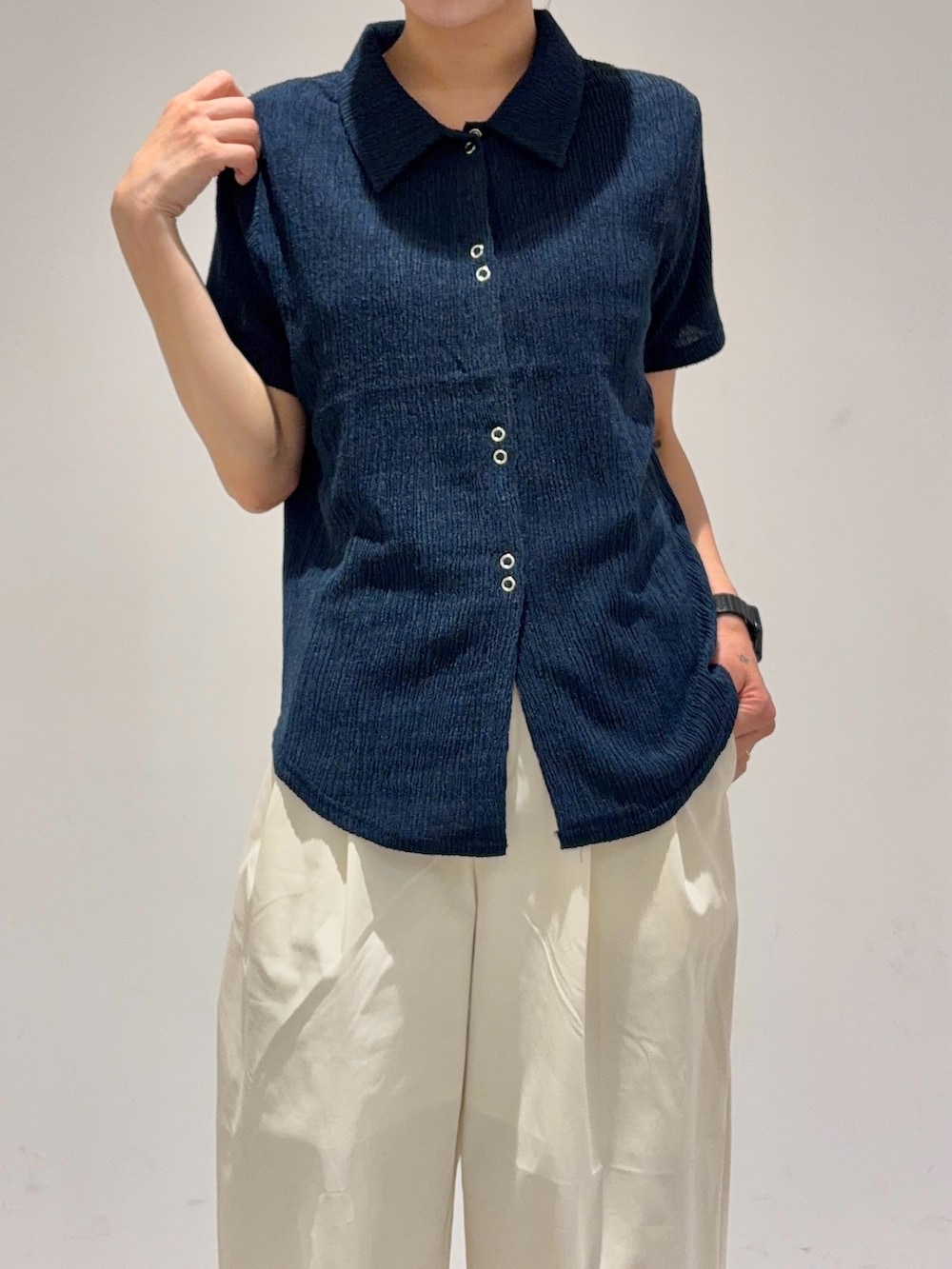 ブルー系のシャツ/ブラウス、ホワイト系のその他パンツ、ホワイト系のパンプスを着用したレディースの夏コーディネートの2枚目の写真