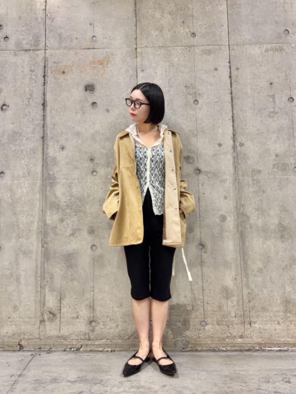 ベージュ系のその他アウター、ホワイト系のその他トップス、ブラック系のその他パンツを着用したレディースの春コーディネートの2枚目の写真