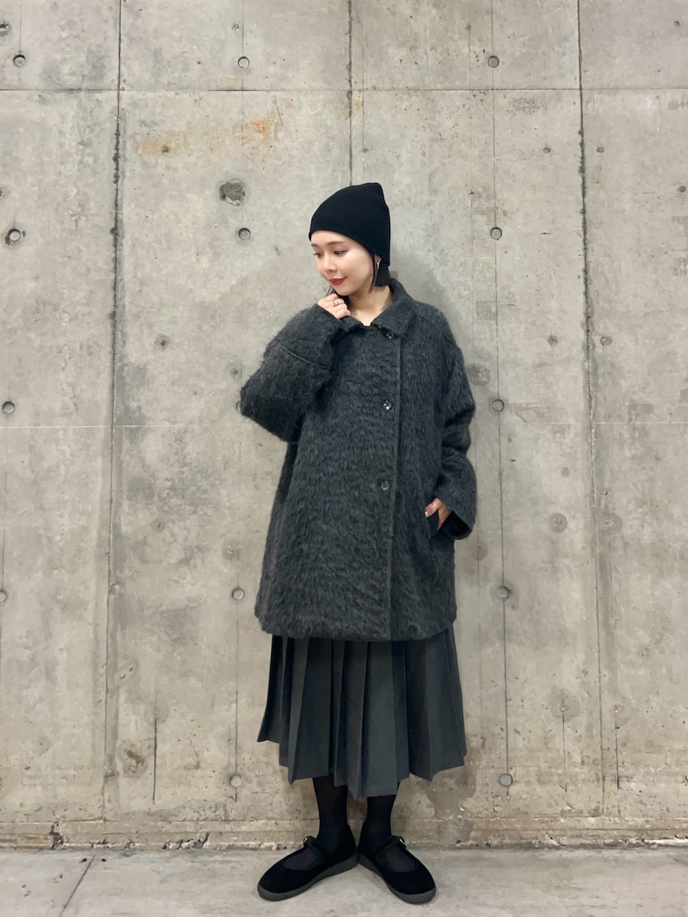 ベージュ系のその他アウター、ブラック系のその他シューズ、グリーン系のスカートを着用したレディースの冬コーディネートの3枚目の写真