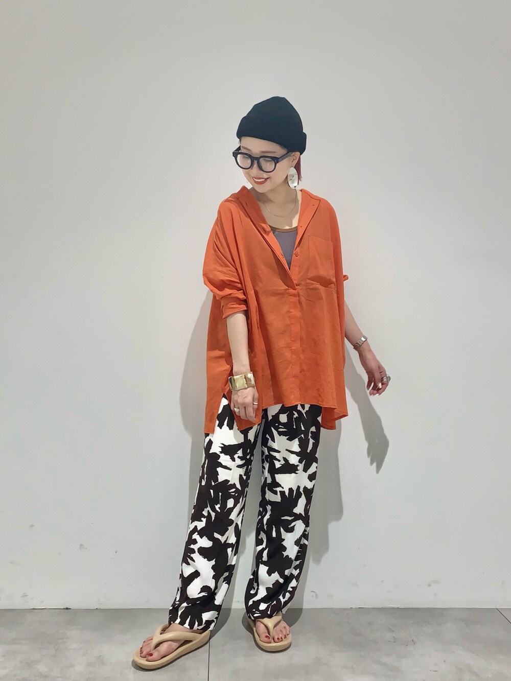 オレンジ系のシャツ/ブラウス、ピンク系のタンクトップ、ブラウン系のその他パンツを着用したレディースの夏コーディネートの2枚目の写真