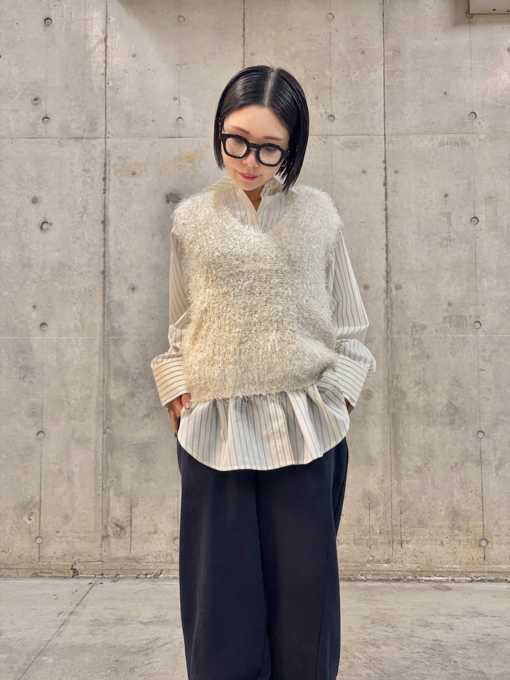 ホワイト系のベスト、ホワイト系のシャツ/ブラウス、ブルー系のその他パンツを着用したレディースの冬コーディネートの3枚目の写真