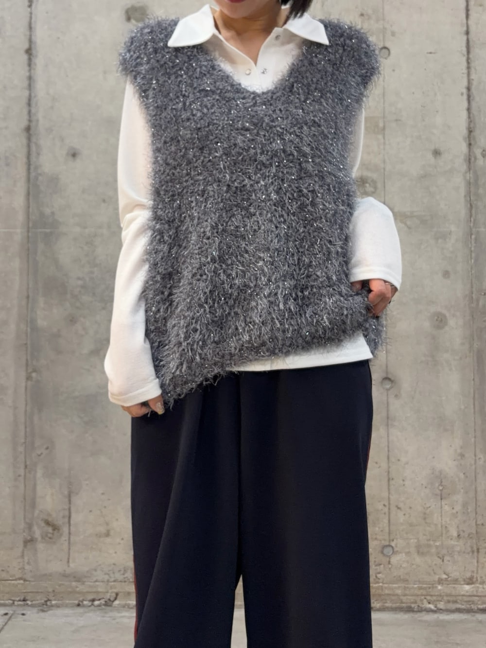 グレー系のベスト、グリーン系のシャツ/ブラウスを着用したレディースの冬コーディネートの3枚目の写真