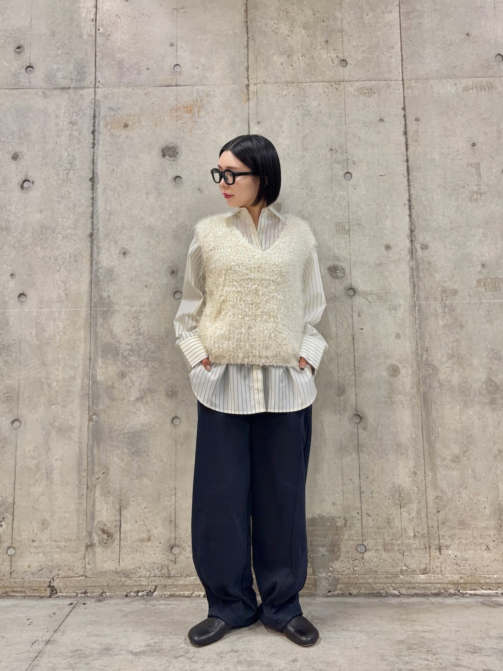 ホワイト系のベスト、ホワイト系のシャツ/ブラウス、ブルー系のその他パンツを着用したレディースの冬コーディネートの2枚目の写真