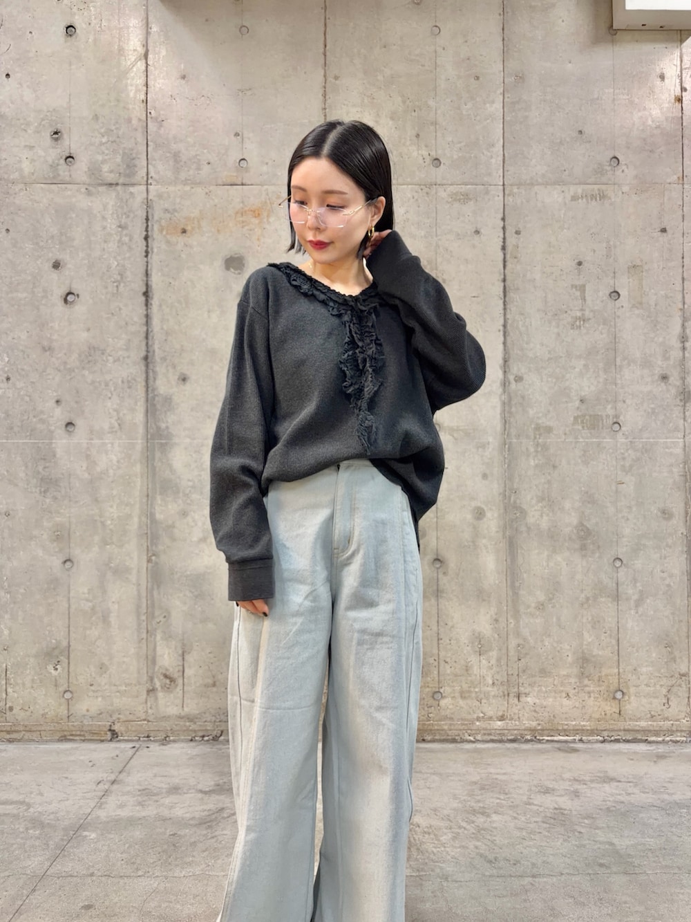 グレー系のTシャツ/カットソー、ブルー系のデニムパンツ、ゴールド系のメガネを着用したレディースの春コーディネートの2枚目の写真