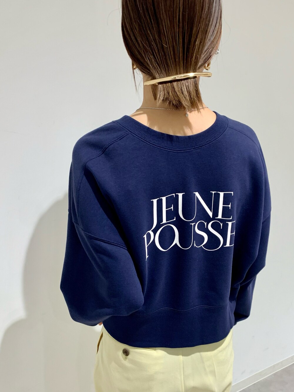 イエロー系のその他パンツ、ブルー系のカーディガン/ボレロ、ブラック系のブーツを着用したレディースの冬コーディネートの3枚目の写真