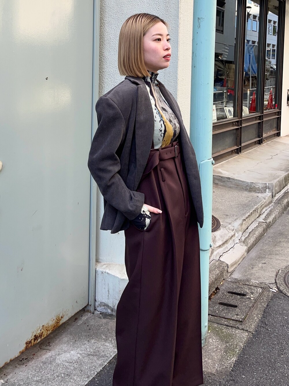 ブルー系のTシャツ/カットソー、グレー系のテーラードジャケット、ブラック系のブーツを着用したレディースの冬コーディネートの5枚目の写真