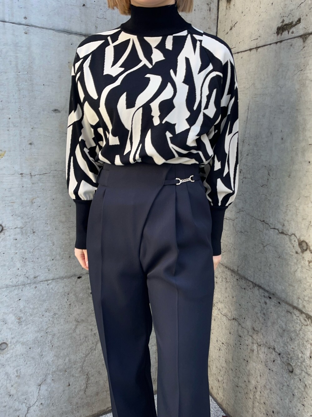 その他のニット/セーター、ブルー系のその他パンツを着用したレディースの冬コーディネートの6枚目の写真