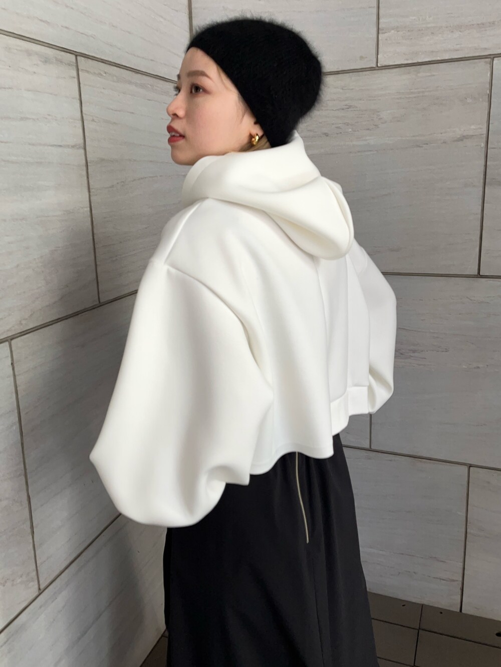 ブラック系のスカート、ホワイト系のTシャツ/カットソーを着用したレディースの冬コーディネートの4枚目の写真