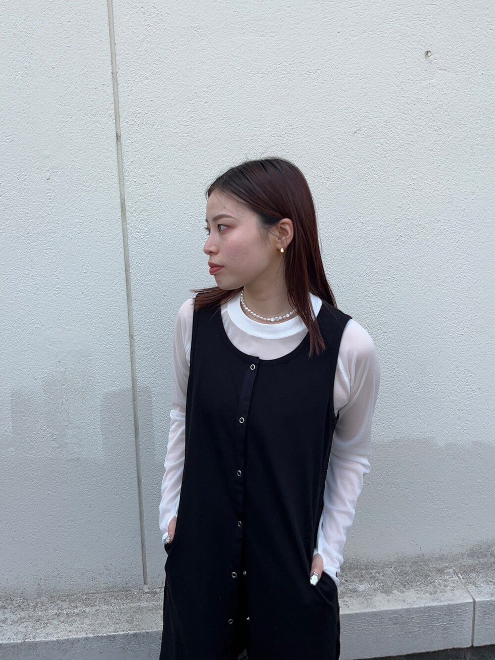 ブラック系のワンピース、ホワイト系のTシャツ/カットソー、グリーン系のその他パンツを着用したレディースの春コーディネートの4枚目の写真