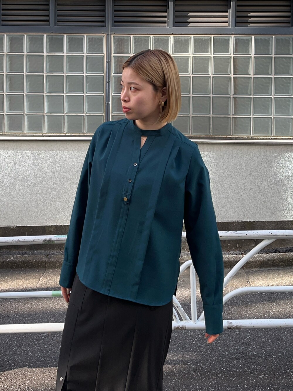 グリーン系のシャツ/ブラウス、ブラック系のスカートを着用したレディースの秋コーディネートの5枚目の写真