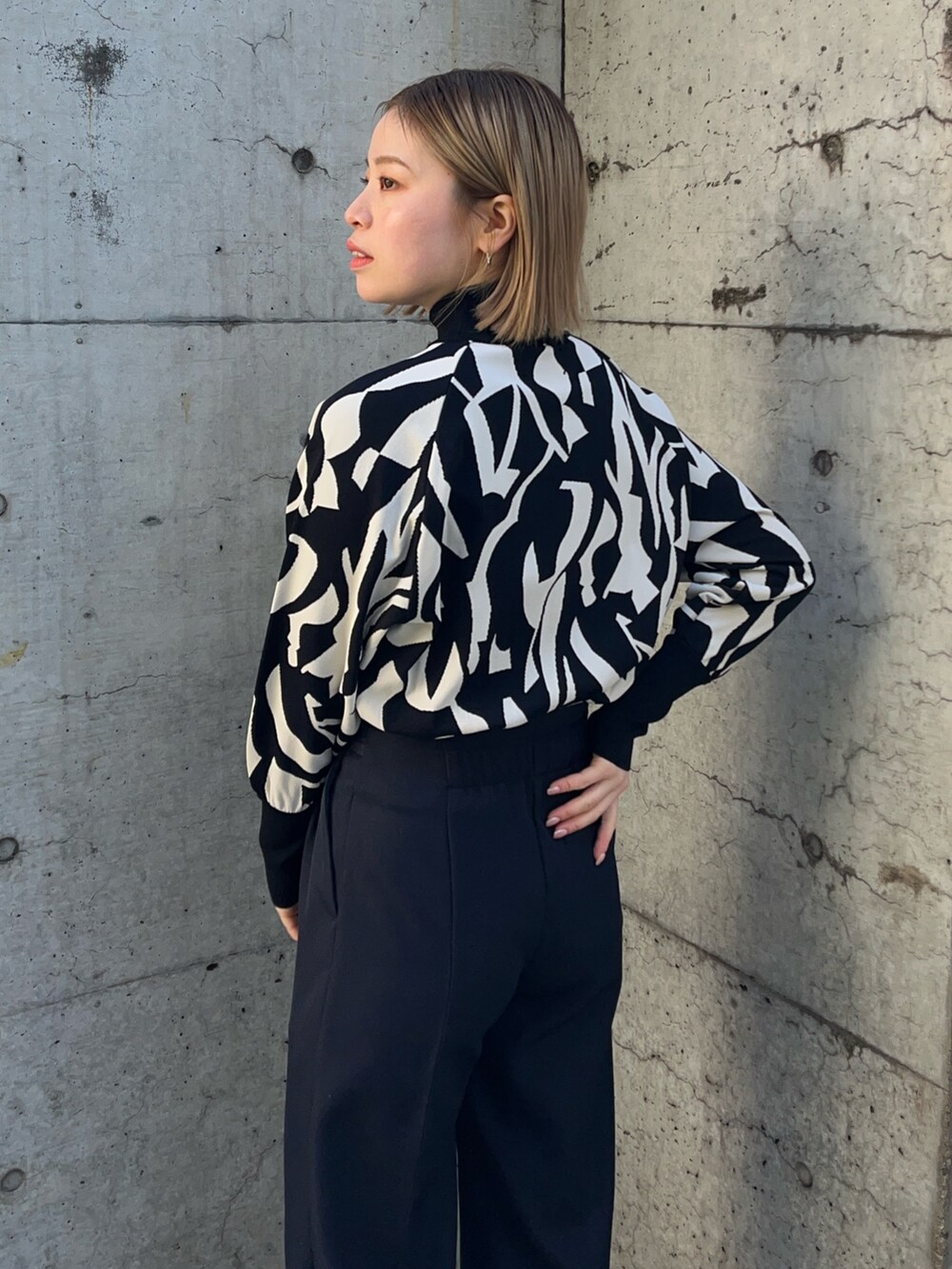 その他のニット/セーター、ブルー系のその他パンツを着用したレディースの冬コーディネートの4枚目の写真