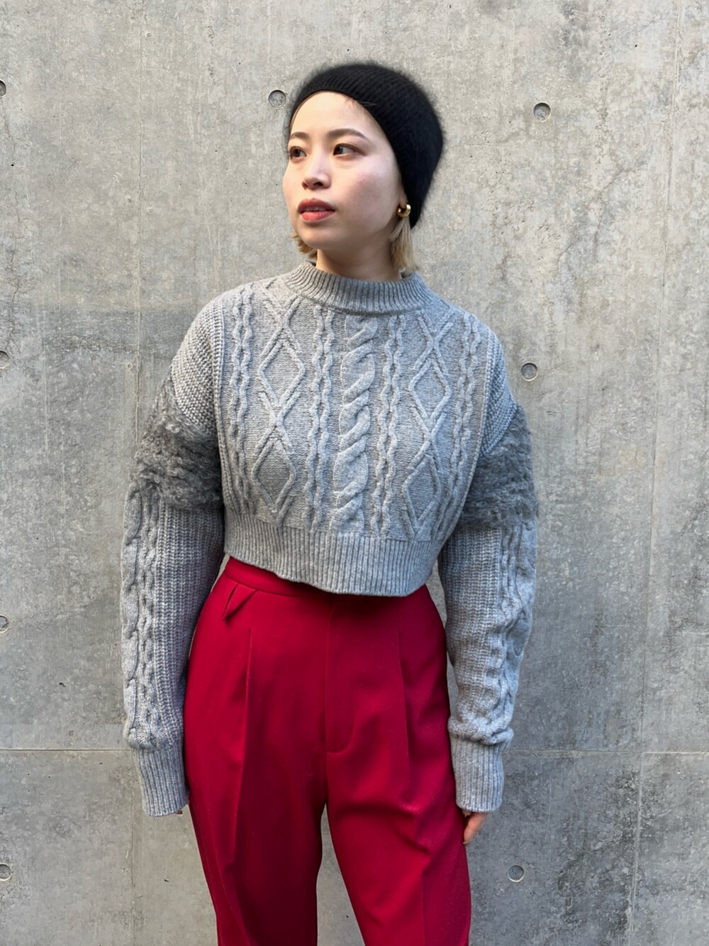 グレー系のニット/セーター、レッド系のその他パンツを着用したレディースの冬コーディネートの4枚目の写真