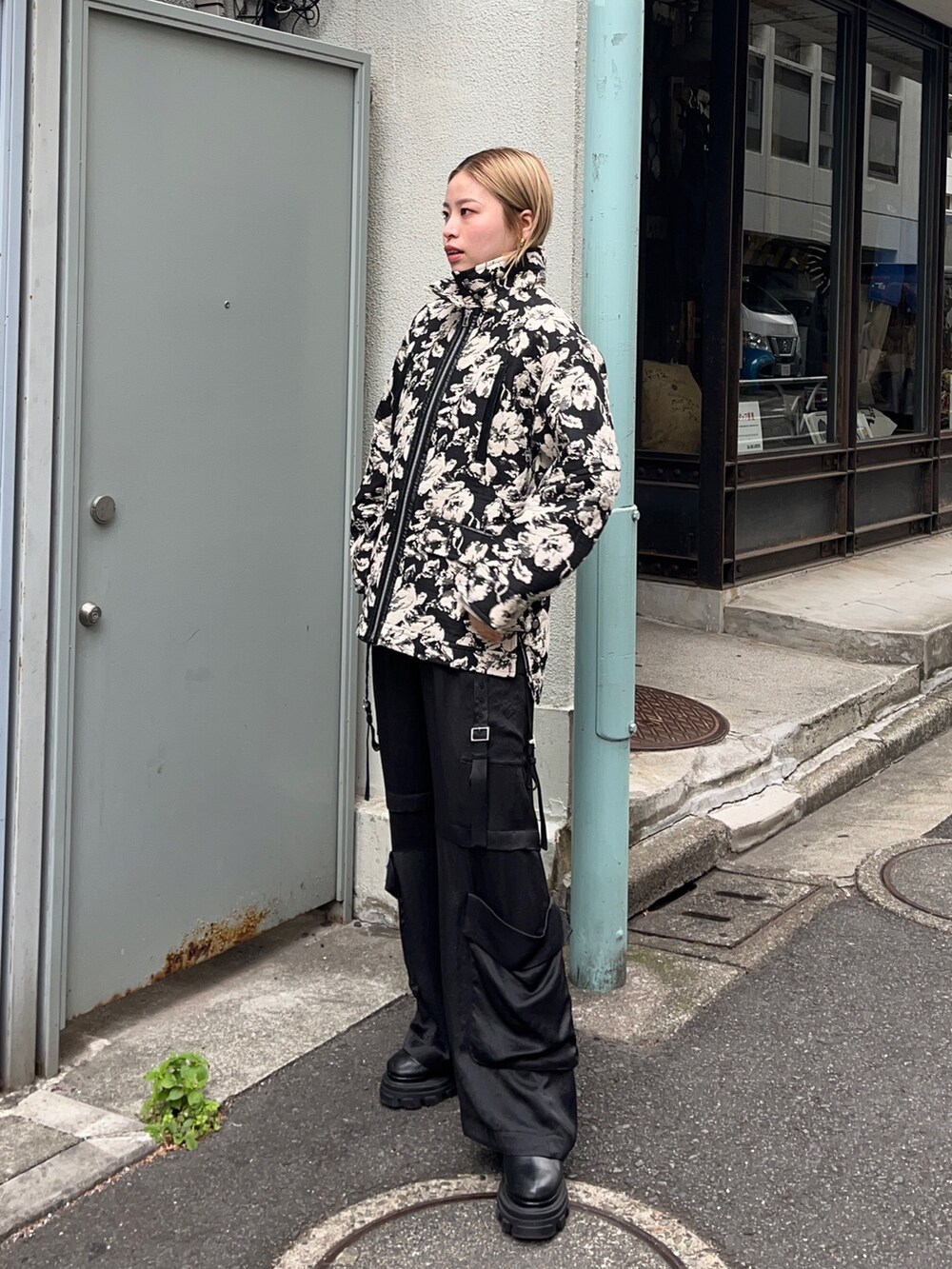 その他のブルゾンを着用したレディースの秋コーディネートの3枚目の写真