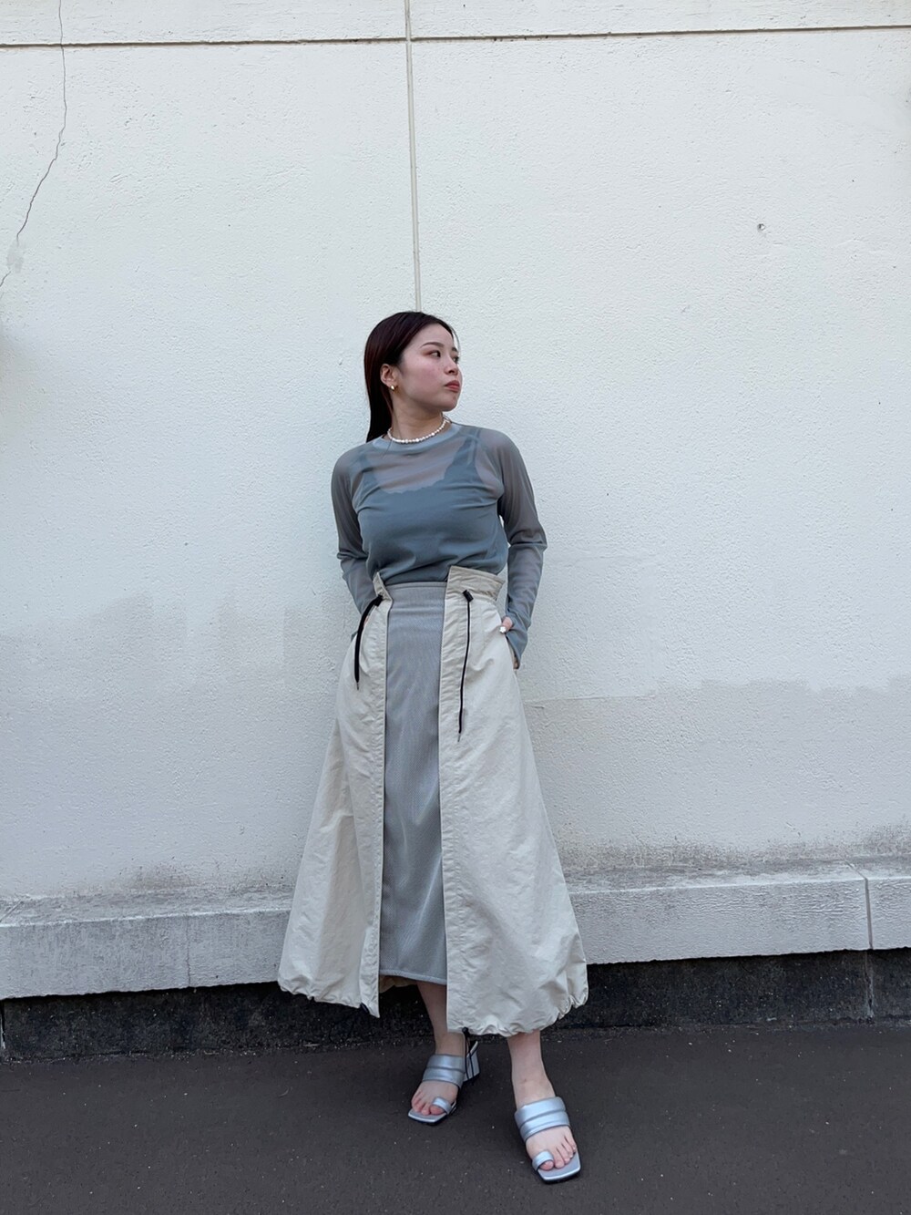 グリーン系のTシャツ/カットソー、ベージュ系のスカートを着用したレディースの春コーディネートの6枚目の写真