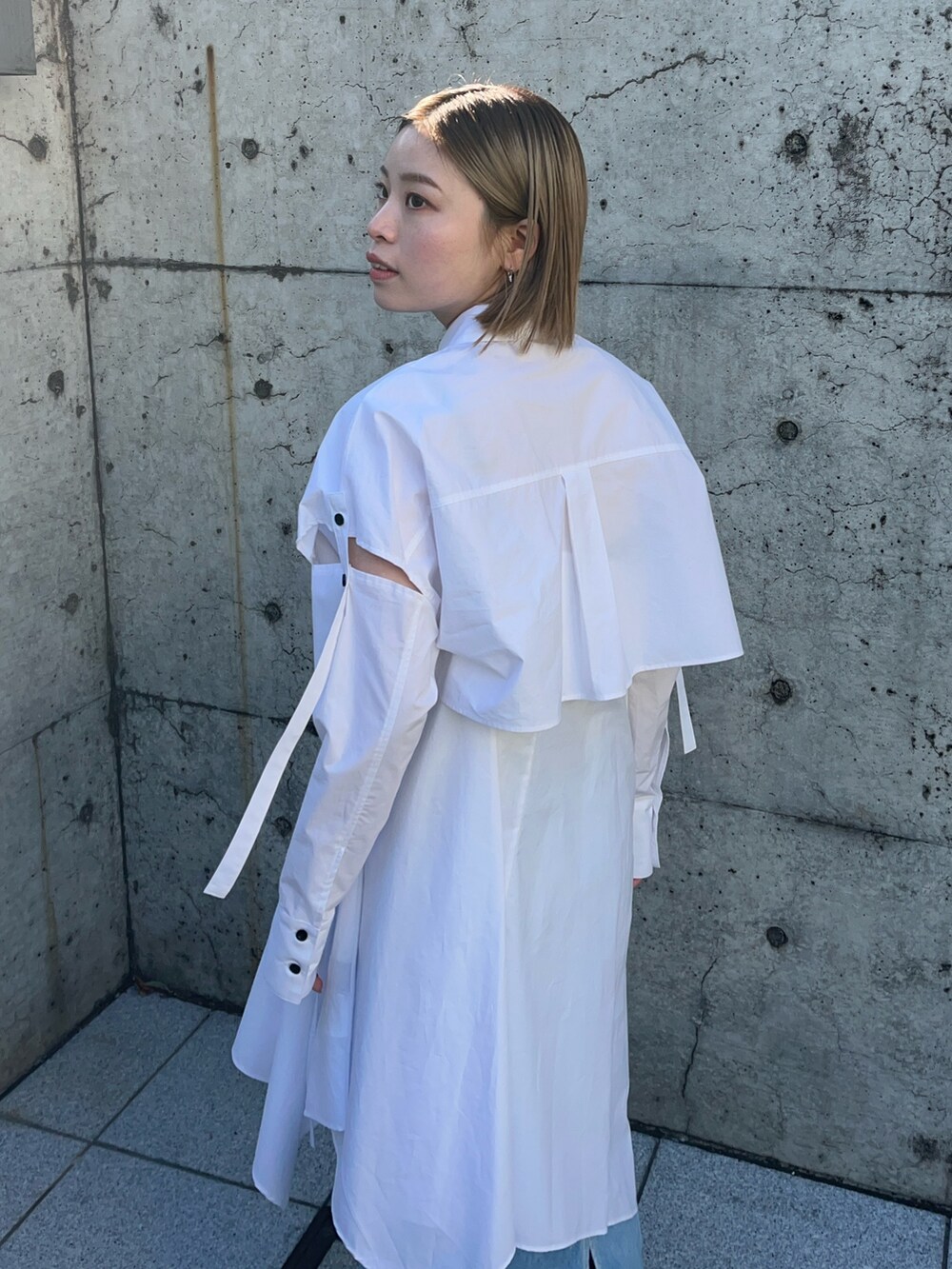 ブルー系のデニムスカート、ホワイト系のシャツワンピースを着用したレディースの冬コーディネートの4枚目の写真