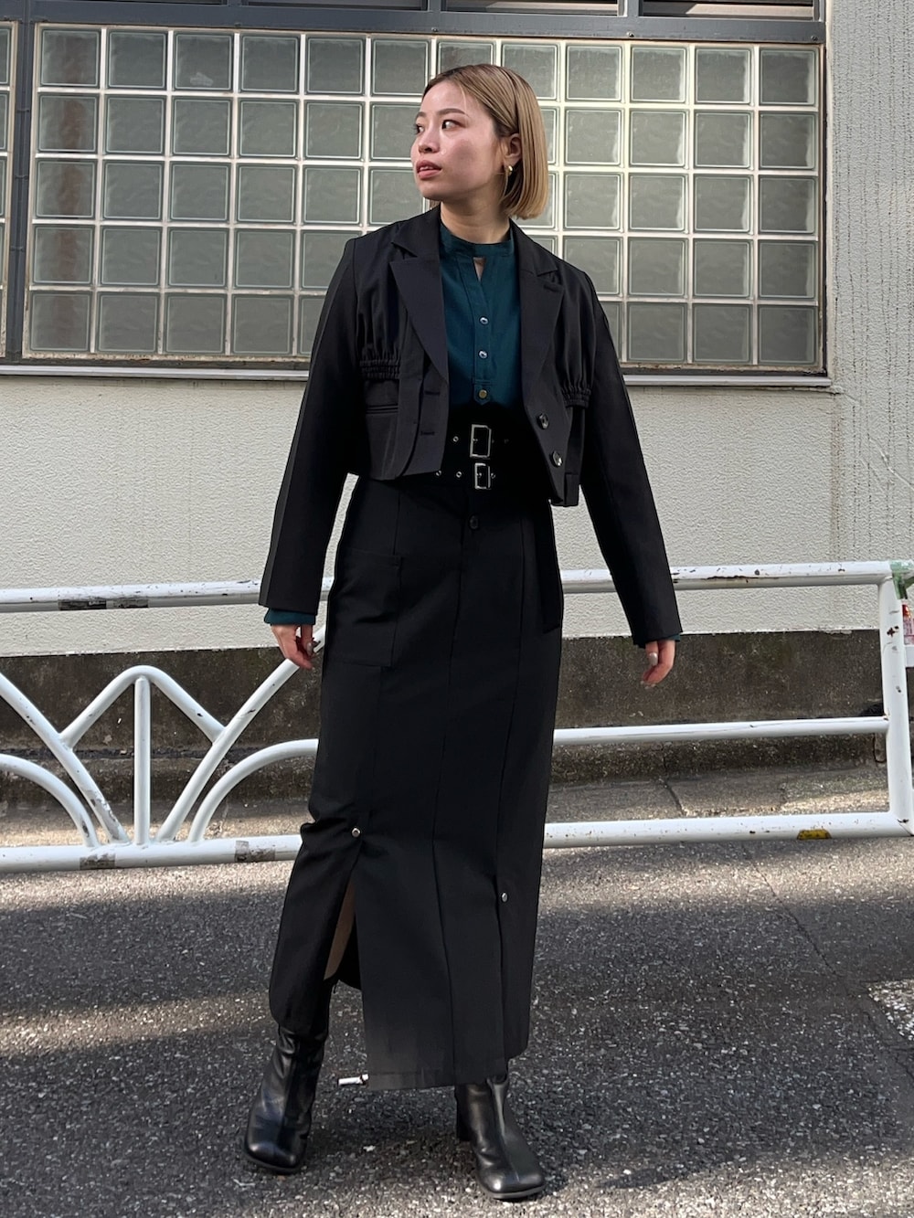 ブラック系のスカート、ホワイト系のシャツ/ブラウス、ブラック系のテーラードジャケットを着用したレディースの秋コーディネートの3枚目の写真