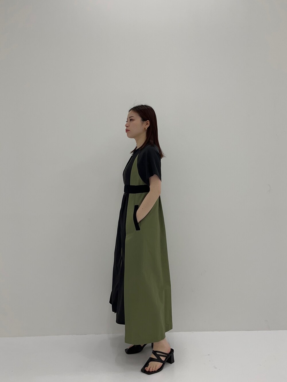 グリーン系のワンピースを着用したレディースの春コーディネートの2枚目の写真