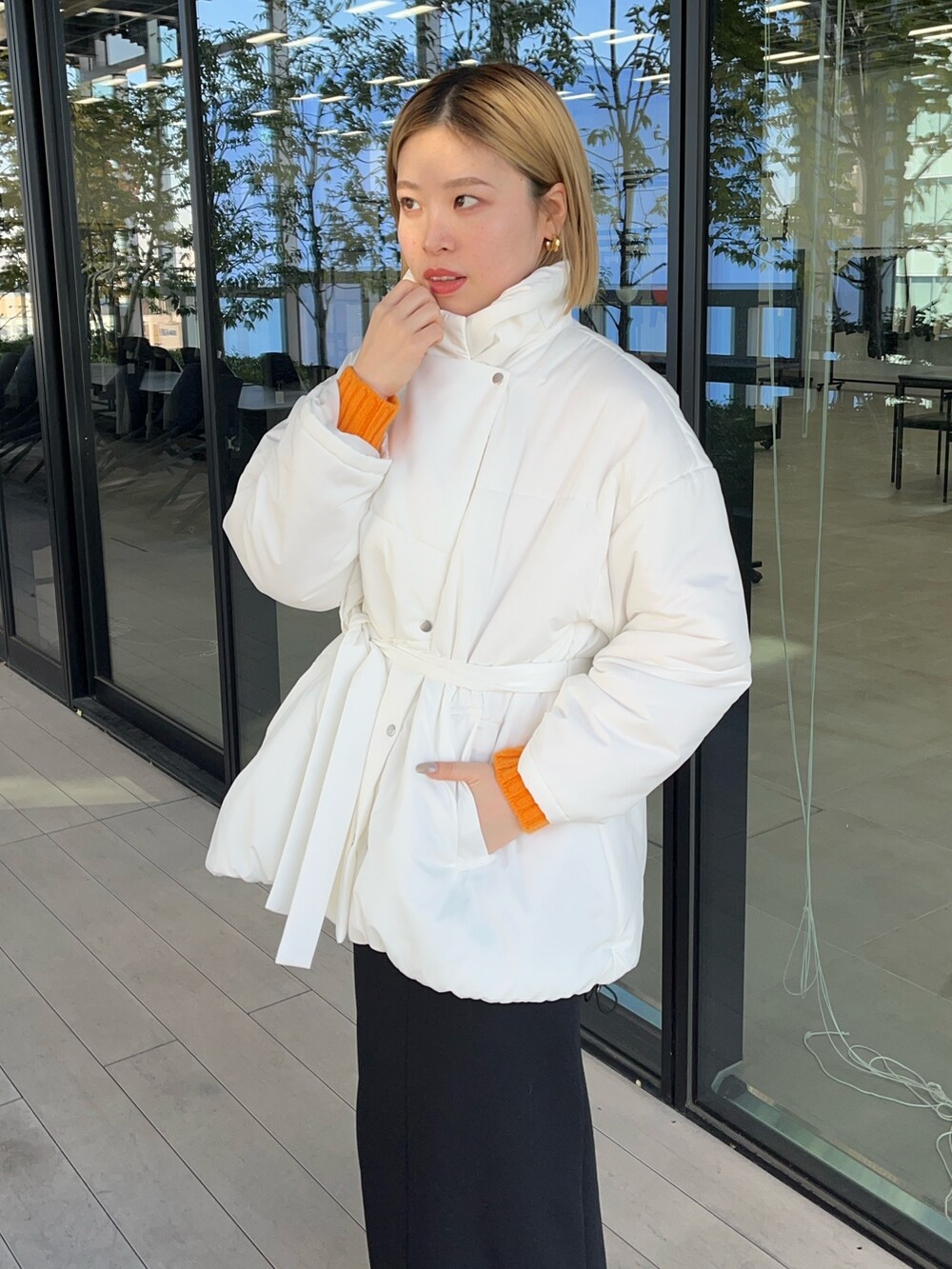 ホワイト系のダウンジャケット/コートを着用したレディースの秋コーディネートの4枚目の写真