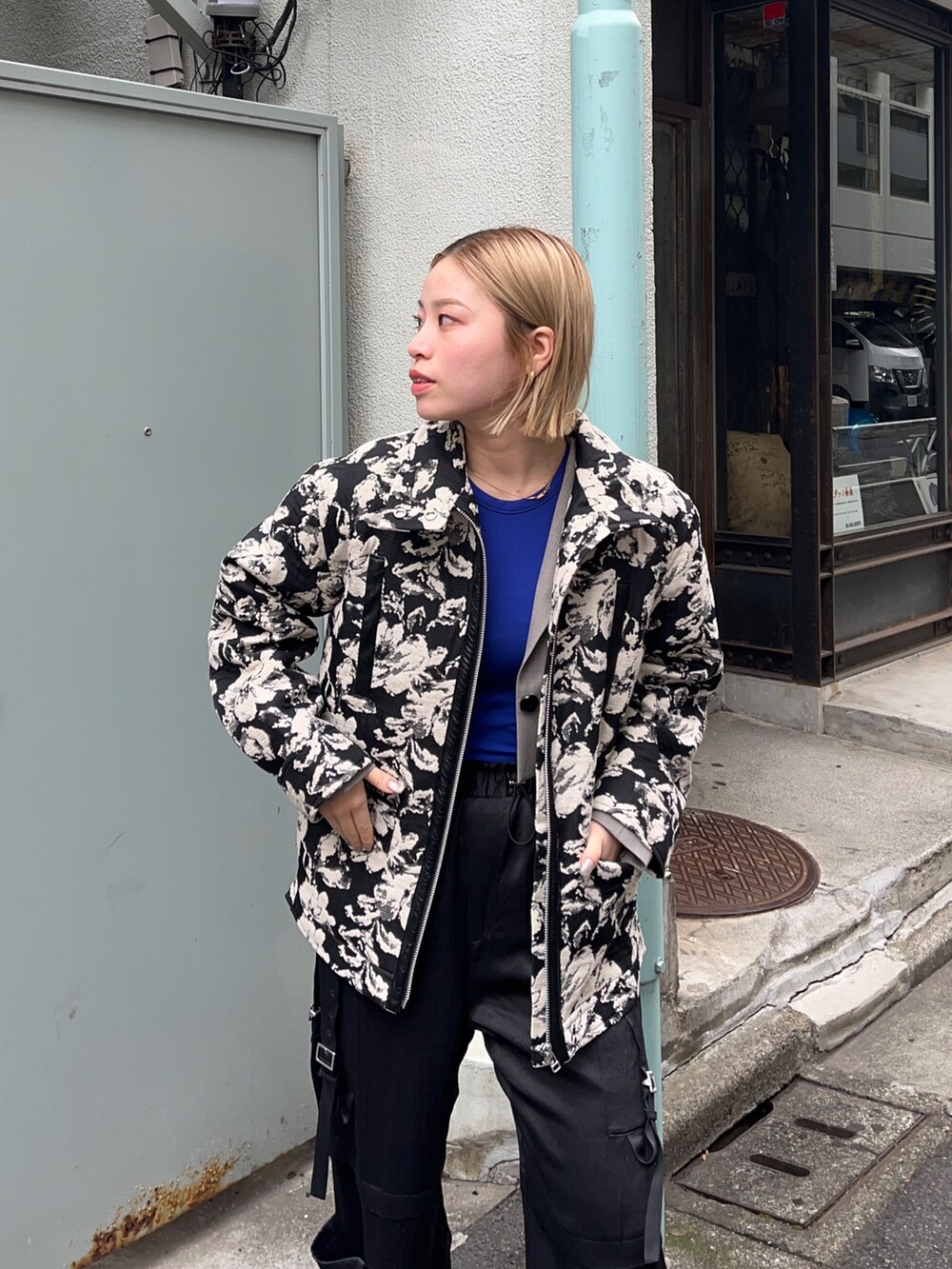 その他のブルゾンを着用したレディースの秋コーディネートの5枚目の写真