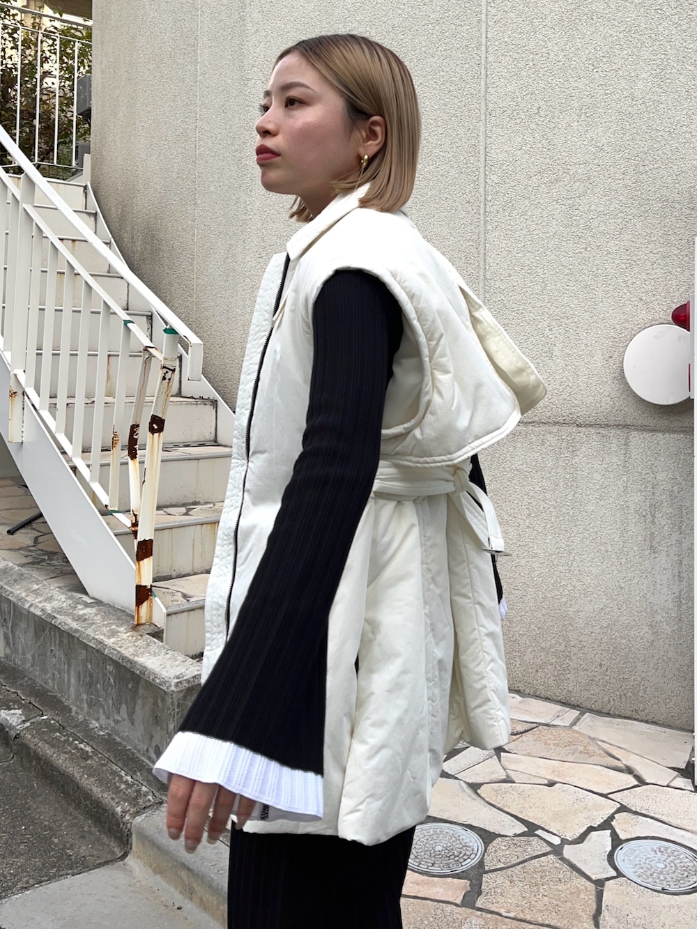 ブラック系のワンピース、ホワイト系のダウンジャケット/コートを着用したレディースの冬コーディネートの5枚目の写真
