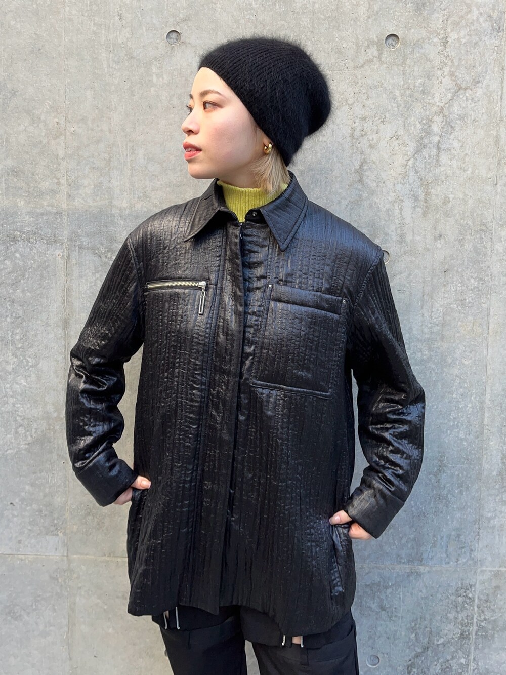 ブラック系のブルゾンを着用したレディースの冬コーディネートの5枚目の写真