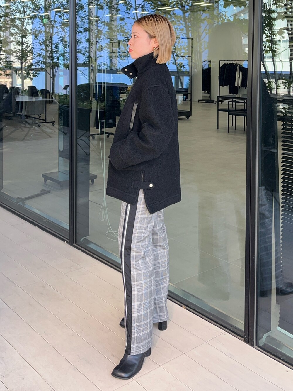 その他のその他パンツ、ブラック系のブルゾンを着用したレディースの秋コーディネートの2枚目の写真