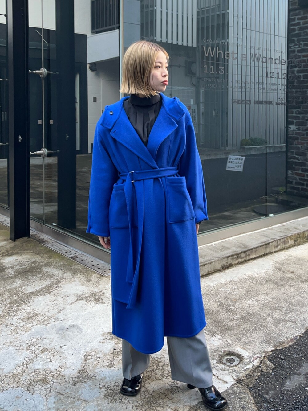 ブルー系のその他アウターを着用したレディースの冬コーディネートの2枚目の写真