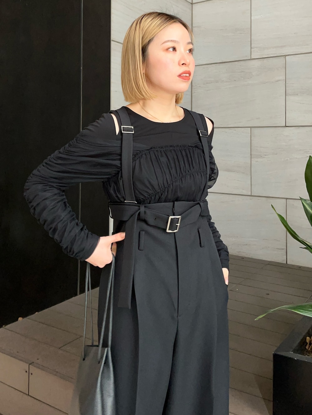 ブラック系のつなぎ/オールインワン、ブラック系のTシャツ/カットソーを着用したレディースの冬コーディネートの6枚目の写真