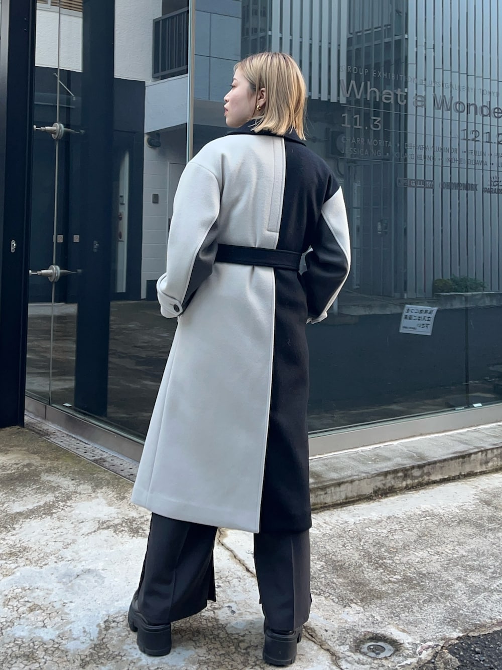 その他のステンカラーコートを着用したレディースの冬コーディネートの2枚目の写真