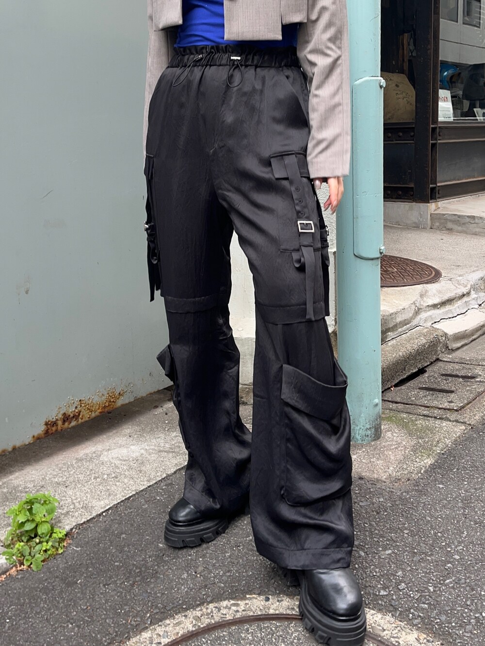 ブルー系のTシャツ/カットソー、ブラック系のカーゴパンツ、グレー系のテーラードジャケットを着用したレディースの秋コーディネートの4枚目の写真