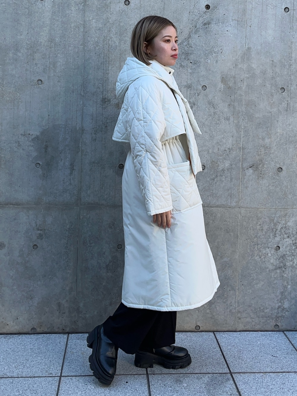 ホワイト系のダウンジャケット/コートを着用したレディースの冬コーディネートの2枚目の写真