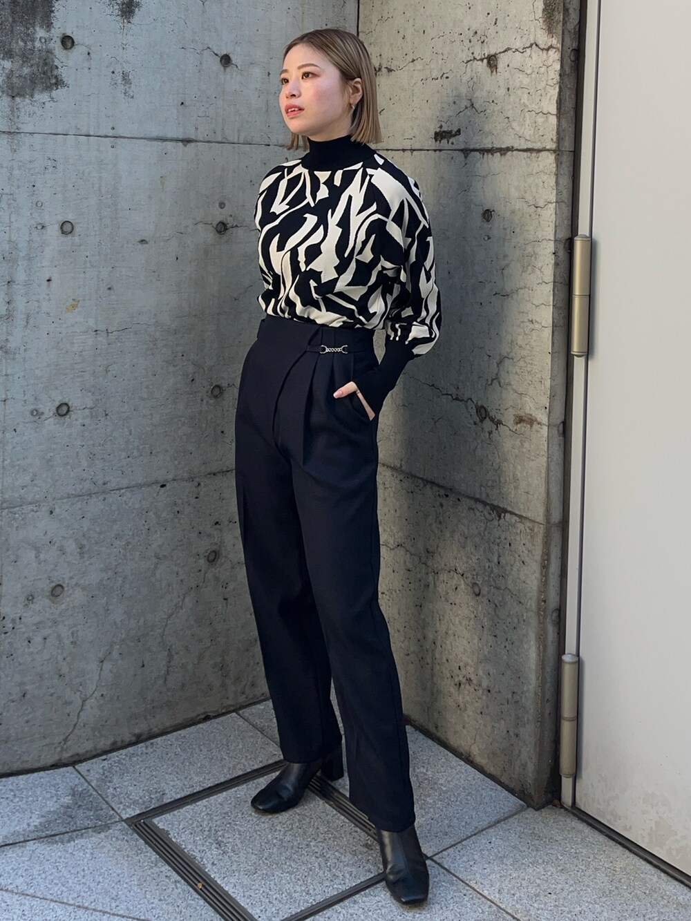 その他のニット/セーター、ブルー系のその他パンツを着用したレディースの冬コーディネートの3枚目の写真