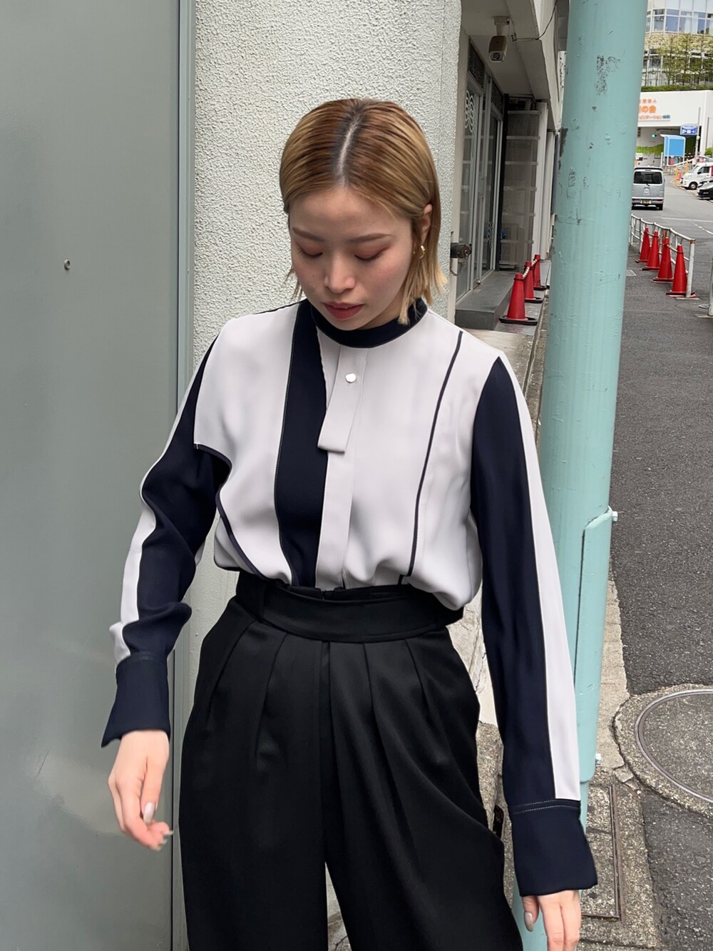 ブラック系のその他パンツ、ブルー系のシャツ/ブラウス、ブラック系のブーツを着用したレディースの秋コーディネートの4枚目の写真