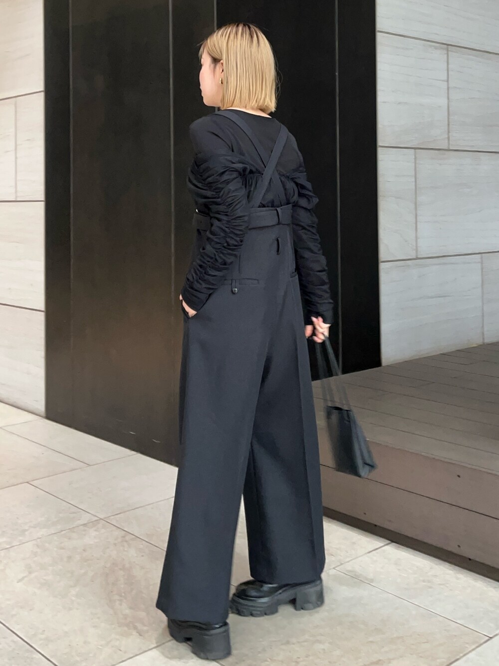 ブラック系のつなぎ/オールインワン、ブラック系のTシャツ/カットソーを着用したレディースの冬コーディネートの2枚目の写真