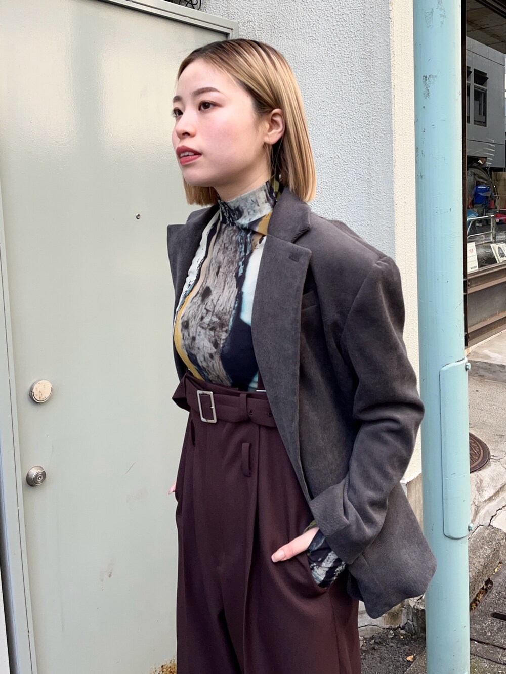 ブルー系のTシャツ/カットソー、グレー系のテーラードジャケット、ブラック系のブーツを着用したレディースの冬コーディネートの7枚目の写真