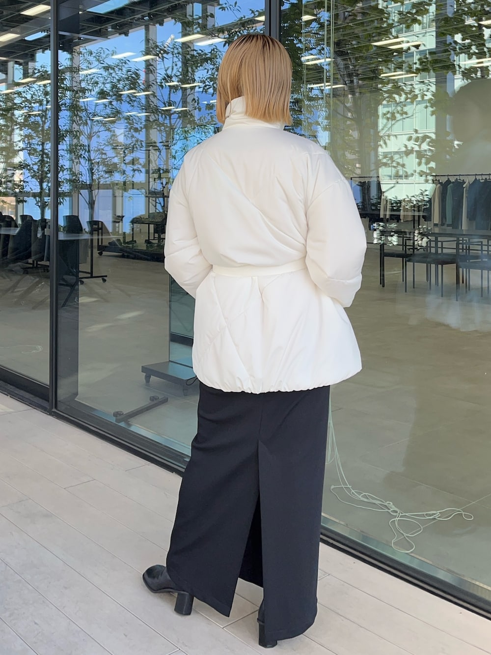 ホワイト系のダウンジャケット/コートを着用したレディースの秋コーディネートの3枚目の写真